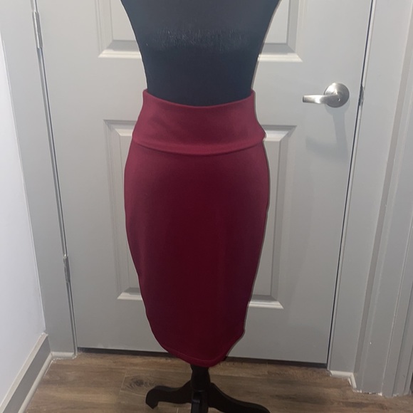 Burgundy skirt - Picture 2 of 5